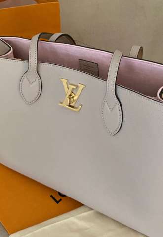 https://vipluxury.sk/Louis Vuitton Kabelka LOCKME Greige  -  nové/nepoužívané