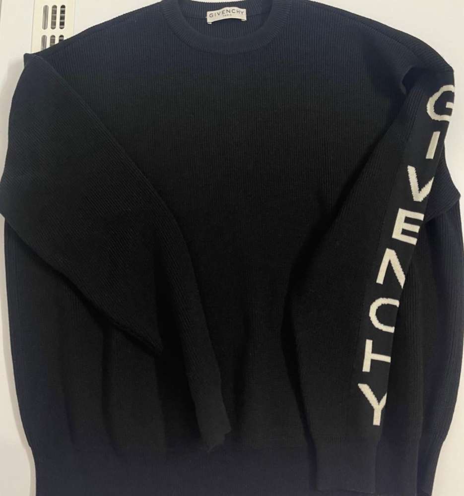 Givenchy sveter