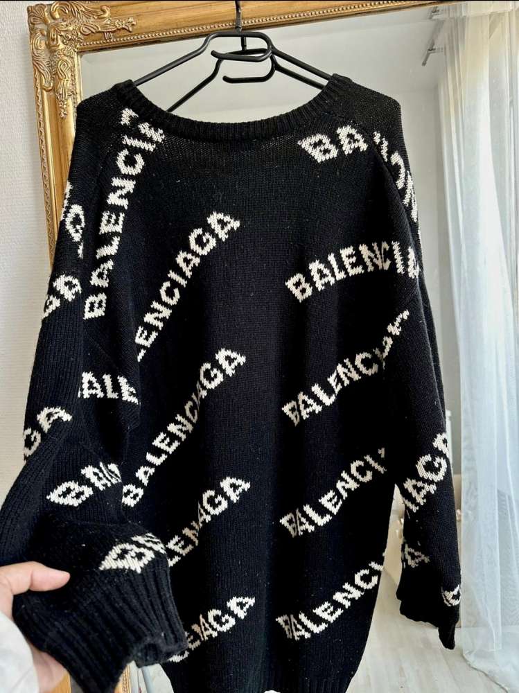 Balenciaga sveter
