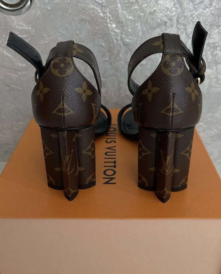 Louis Vuitton sandalky