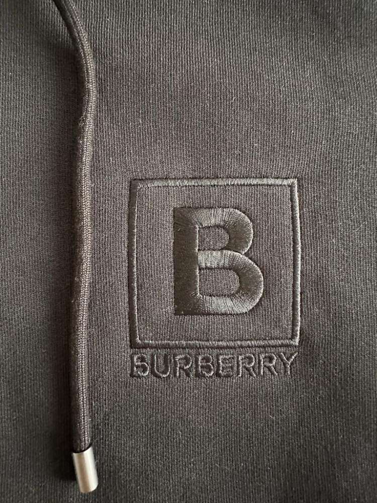 Burberry letter zip cierna