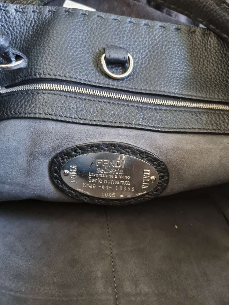 Fendi černá celokožená kabelka s popruhem z norka