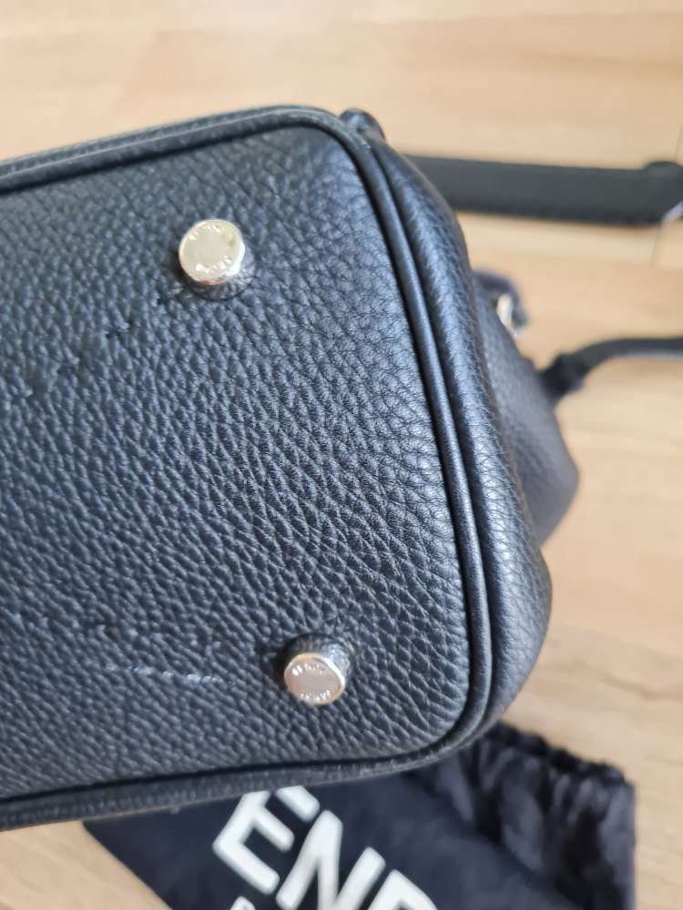 Fendi černá celokožená kabelka s popruhem z norka