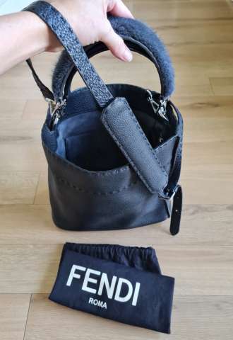 https://vipluxury.sk/Fendi černá celokožená kabelka s popruhem z norka