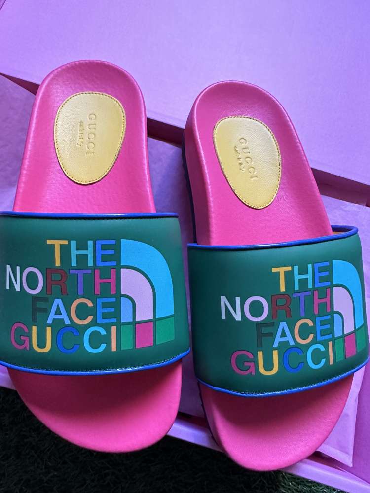 Gucci North face slapky