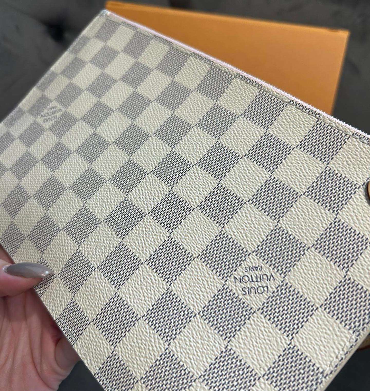 Louis Vuitton clutch z Neverfullky