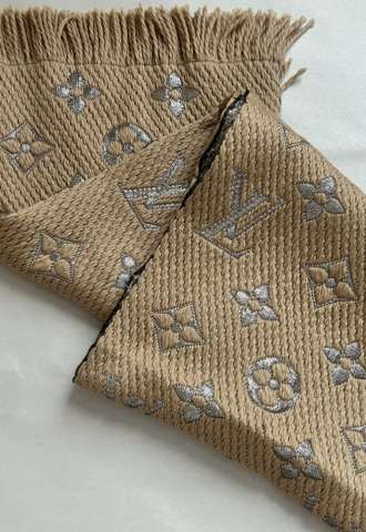 https://vipluxury.sk/Louis Vuitton new scarf Logomania beige M75834