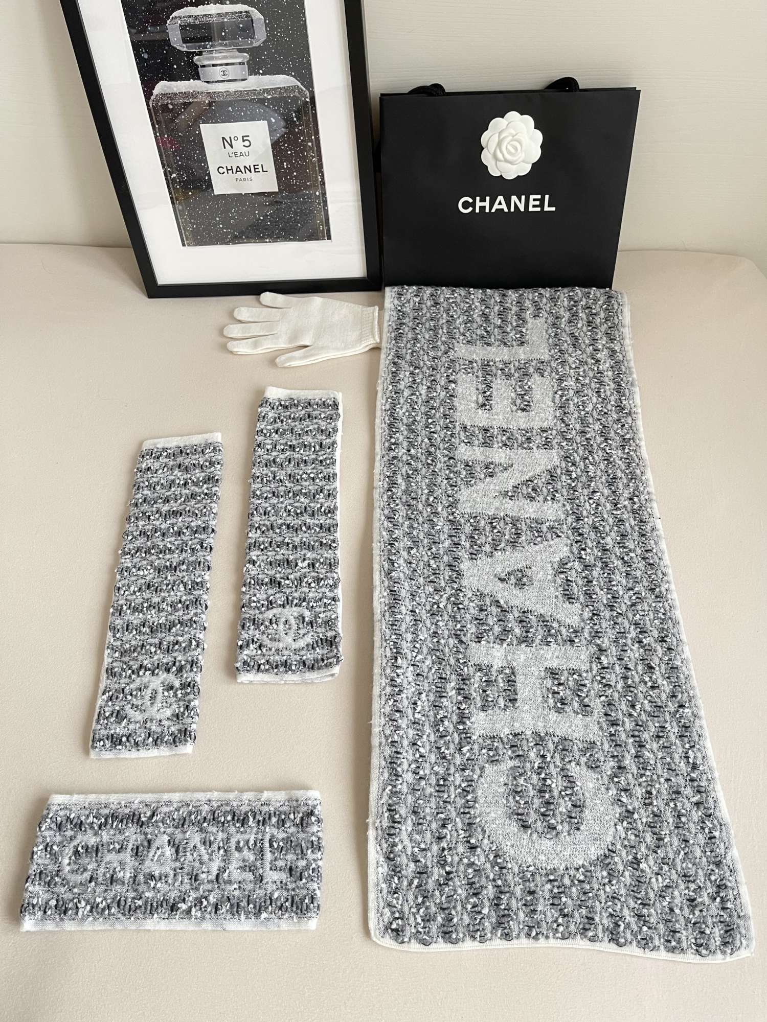 Chanel set šálu, čelenky a rukavíc