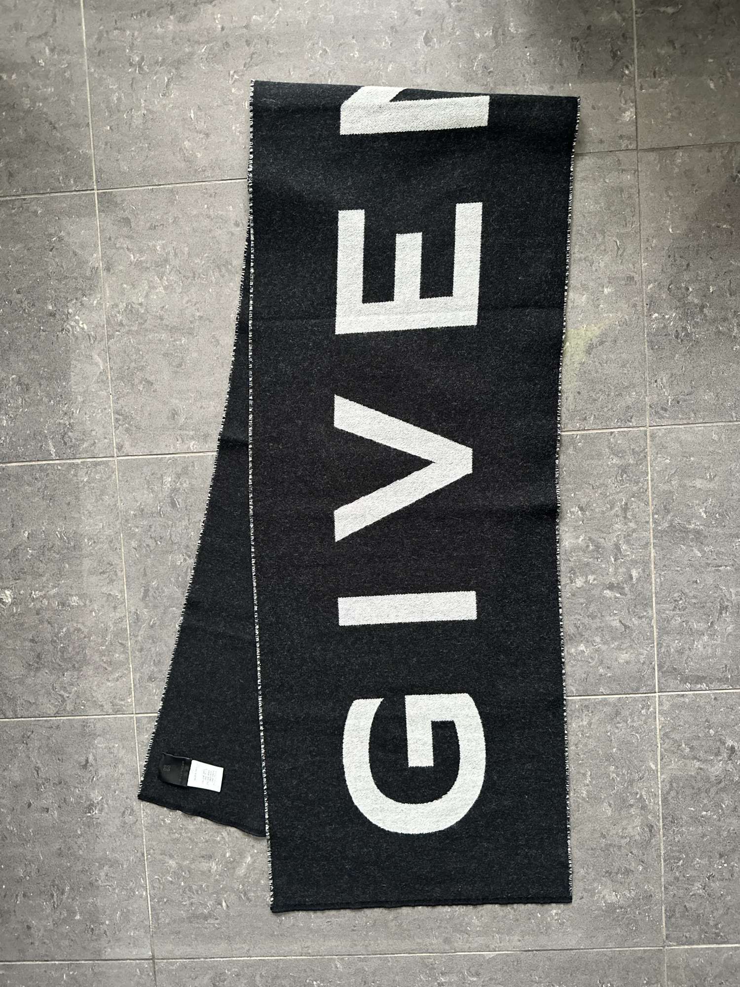 Givenchy šál