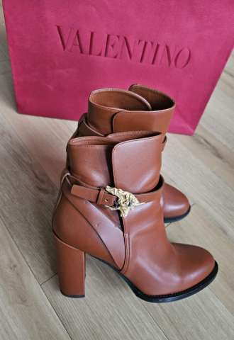 https://vipluxury.sk/Valentino Garavani Cognac Leather Ankle Boots 38