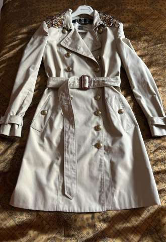 https://vipluxury.sk/Burberry Trenchcoat with Stone Crystals