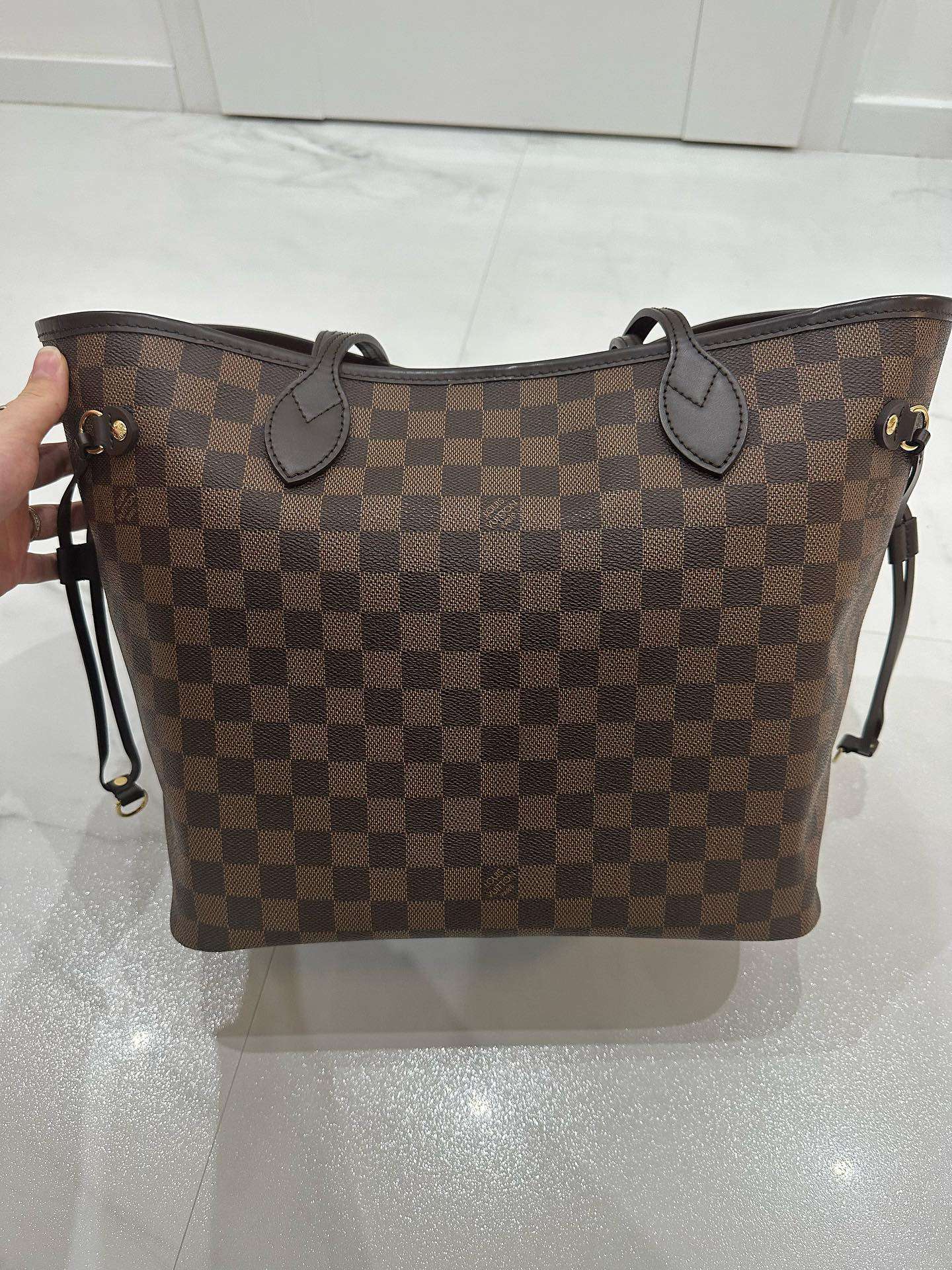 Louis Vuitton Neverfull MM s clutch