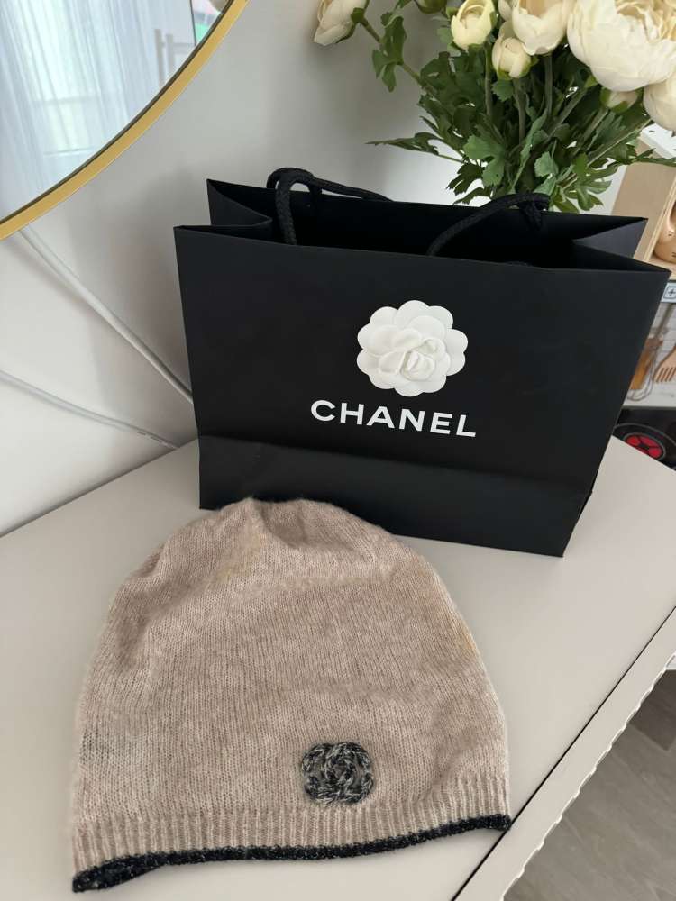 Chanel čapica plus šál