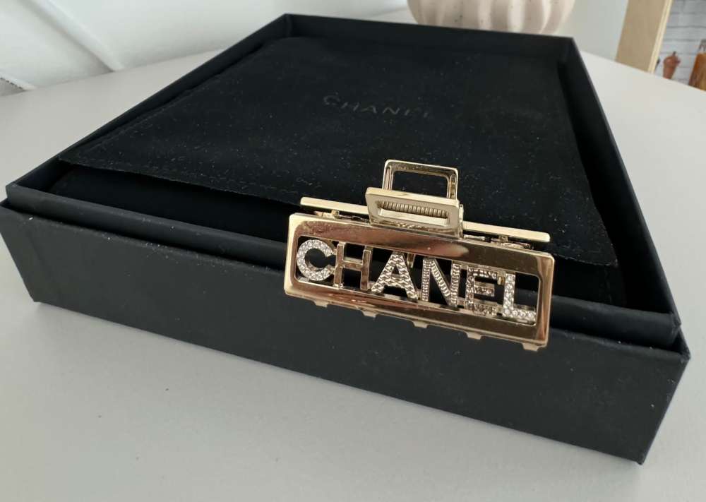 Chanel sponka
