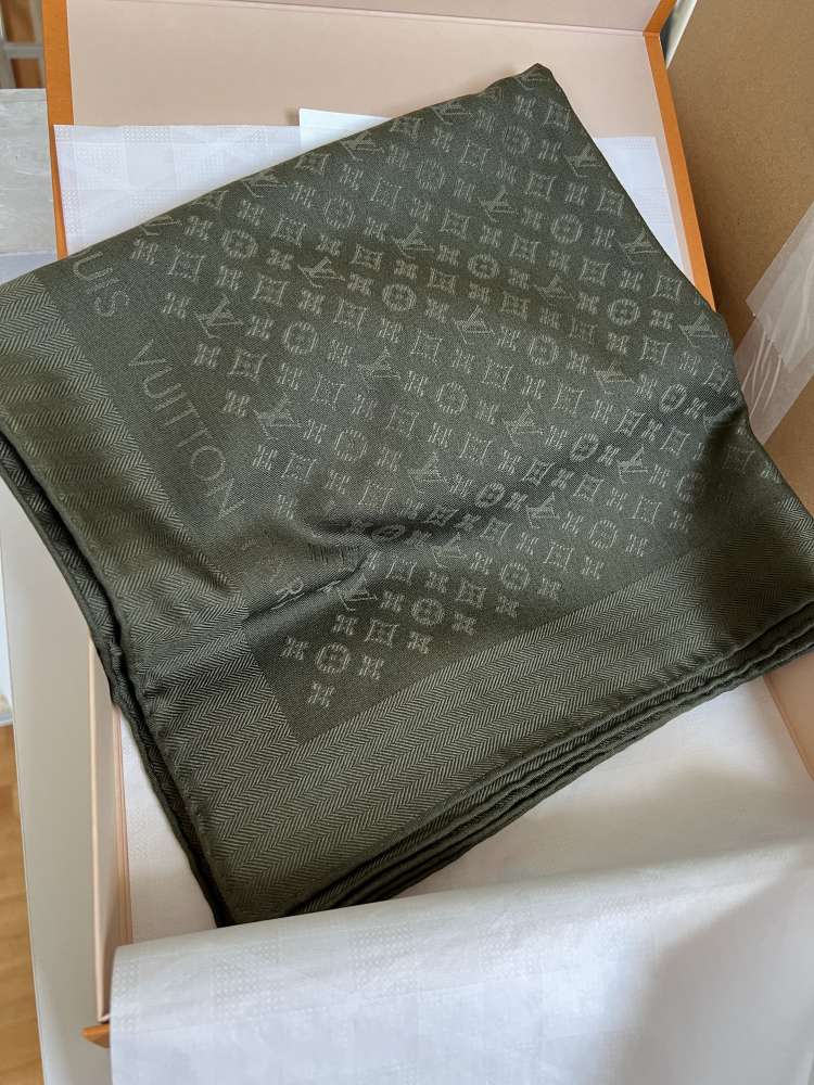 Louis Vuitton Evermore shawl