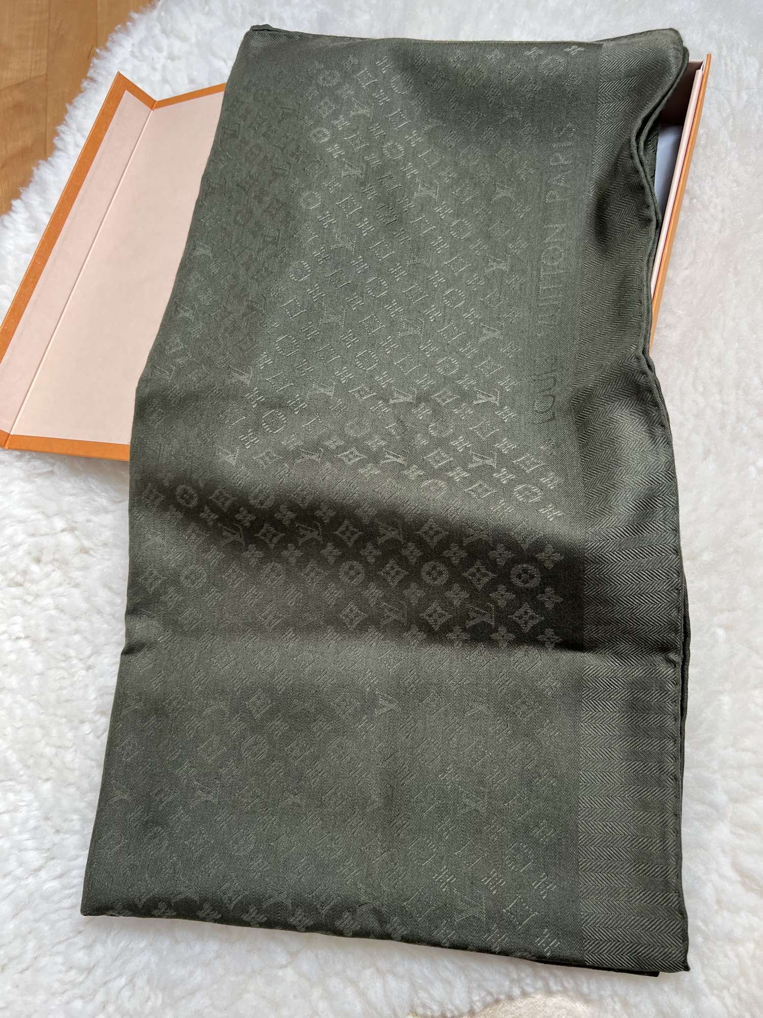 Louis Vuitton Evermore shawl