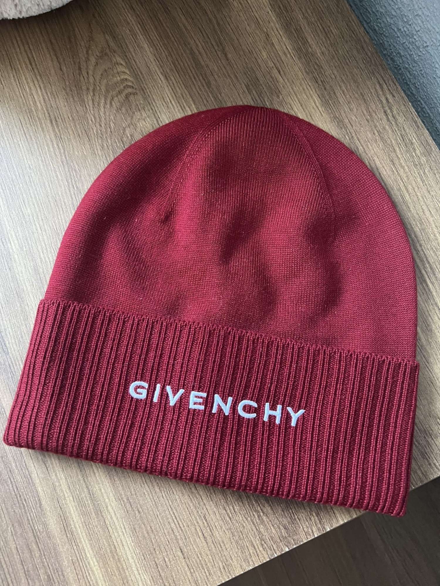 Givenchy čiapka
