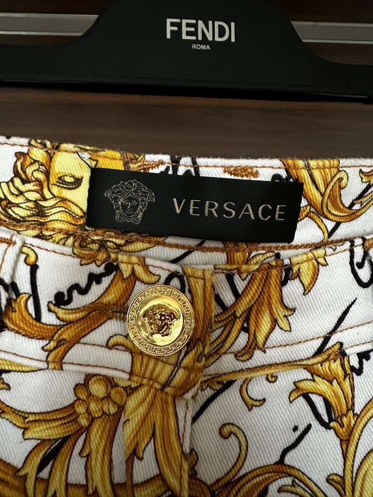 Versace sortky