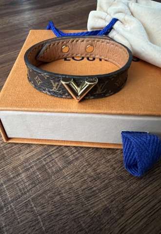 https://vipluxury.sk/Louis Vuitton Essential V leather bracelet