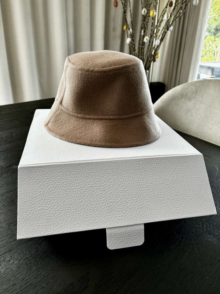 Dior klobuk