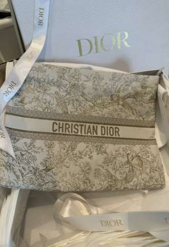 https://vipluxury.sk/Christian Dior pouch