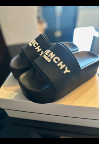 https://vipluxury.sk/Givenchy slapky