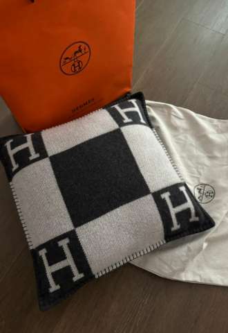 https://vipluxury.sk/Hermes vankúš
