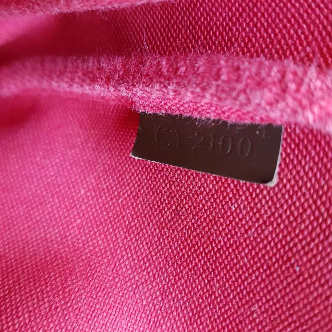 Louis Vuitton pochette s priveskom