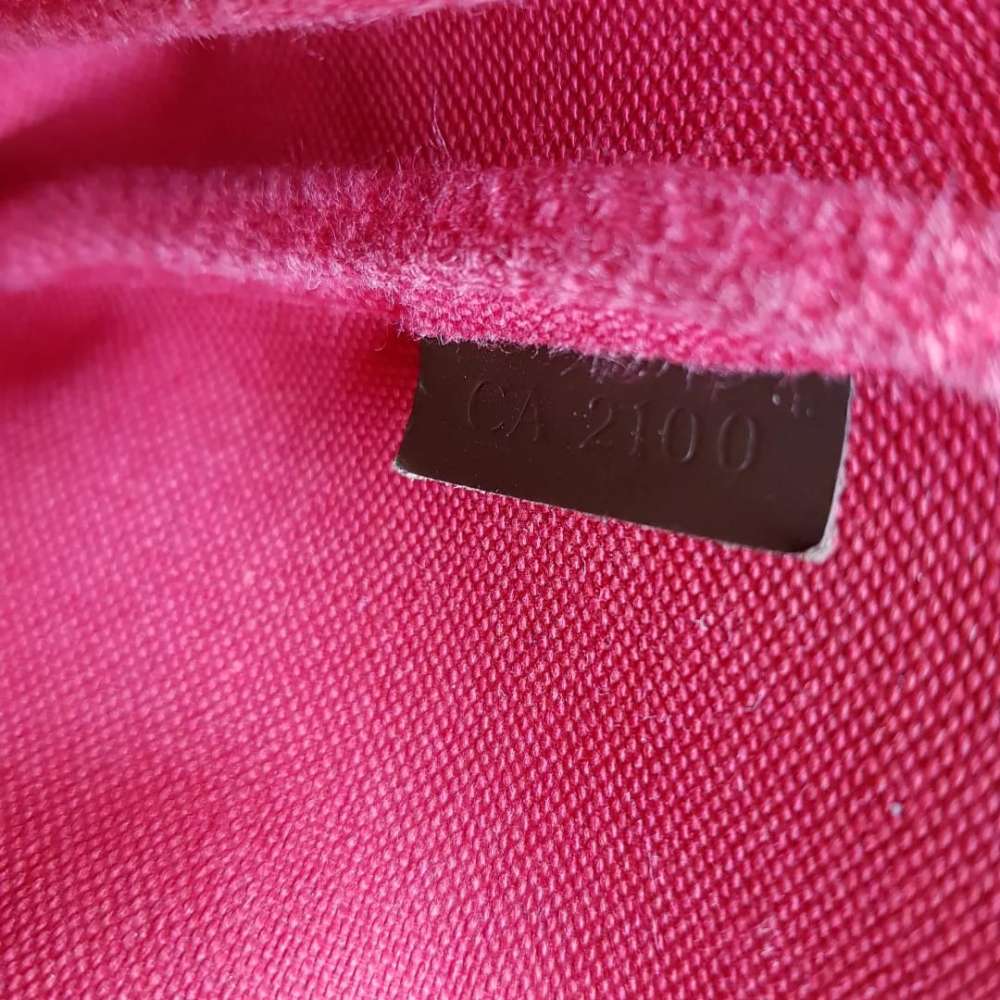 Louis Vuitton pochette s priveskom