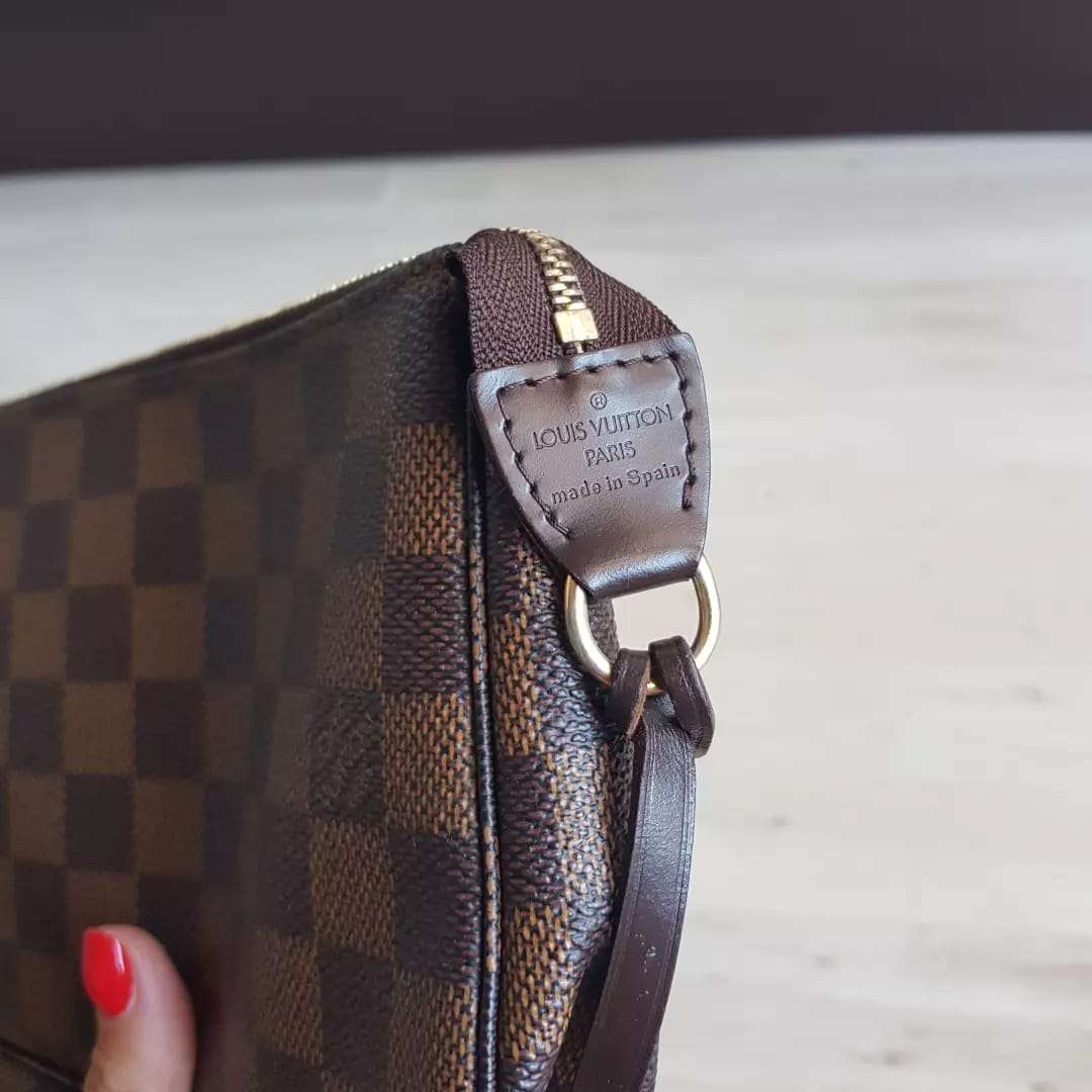 Louis Vuitton pochette s priveskom