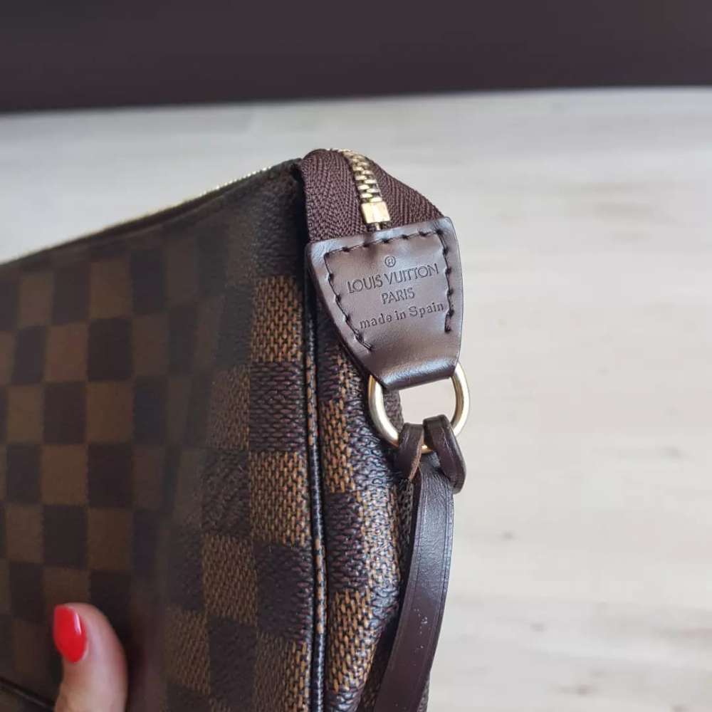 Louis Vuitton pochette s priveskom