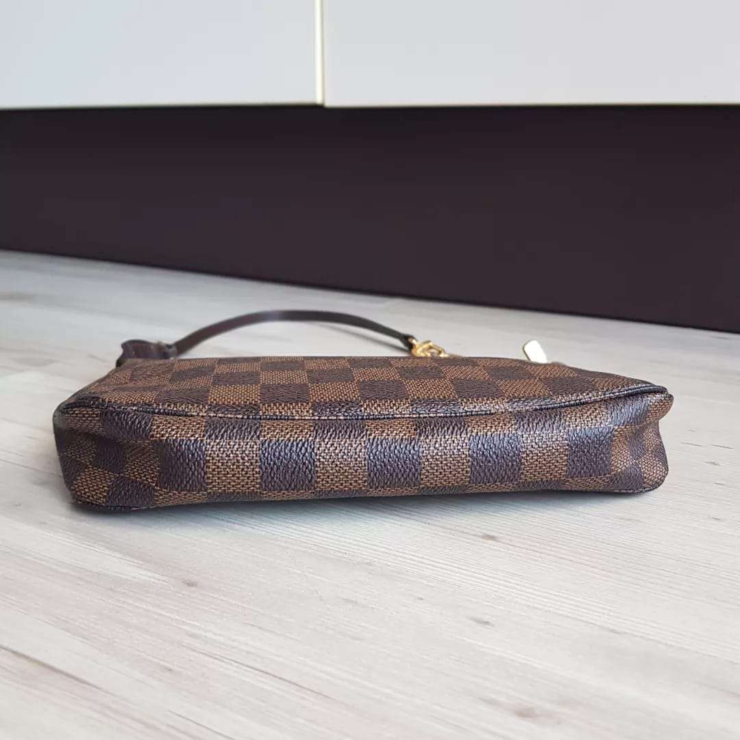 Louis Vuitton pochette s priveskom