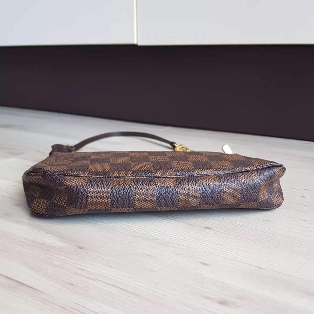 Louis Vuitton pochette s priveskom