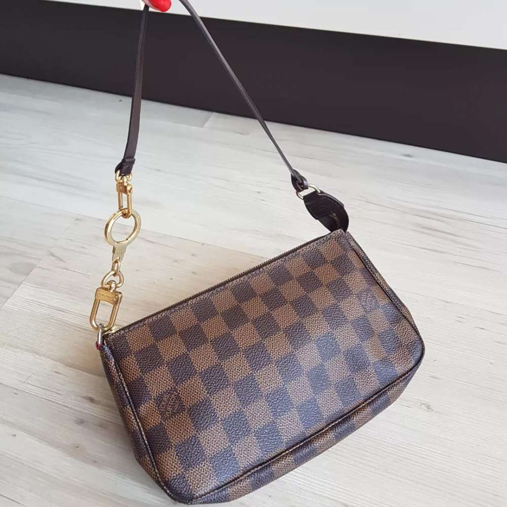 Louis Vuitton pochette s priveskom