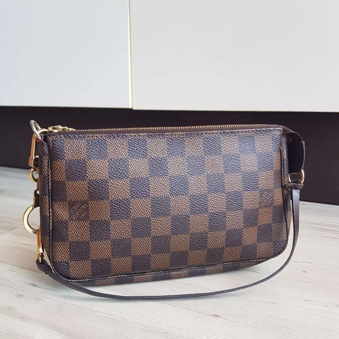 Louis Vuitton pochette s priveskom