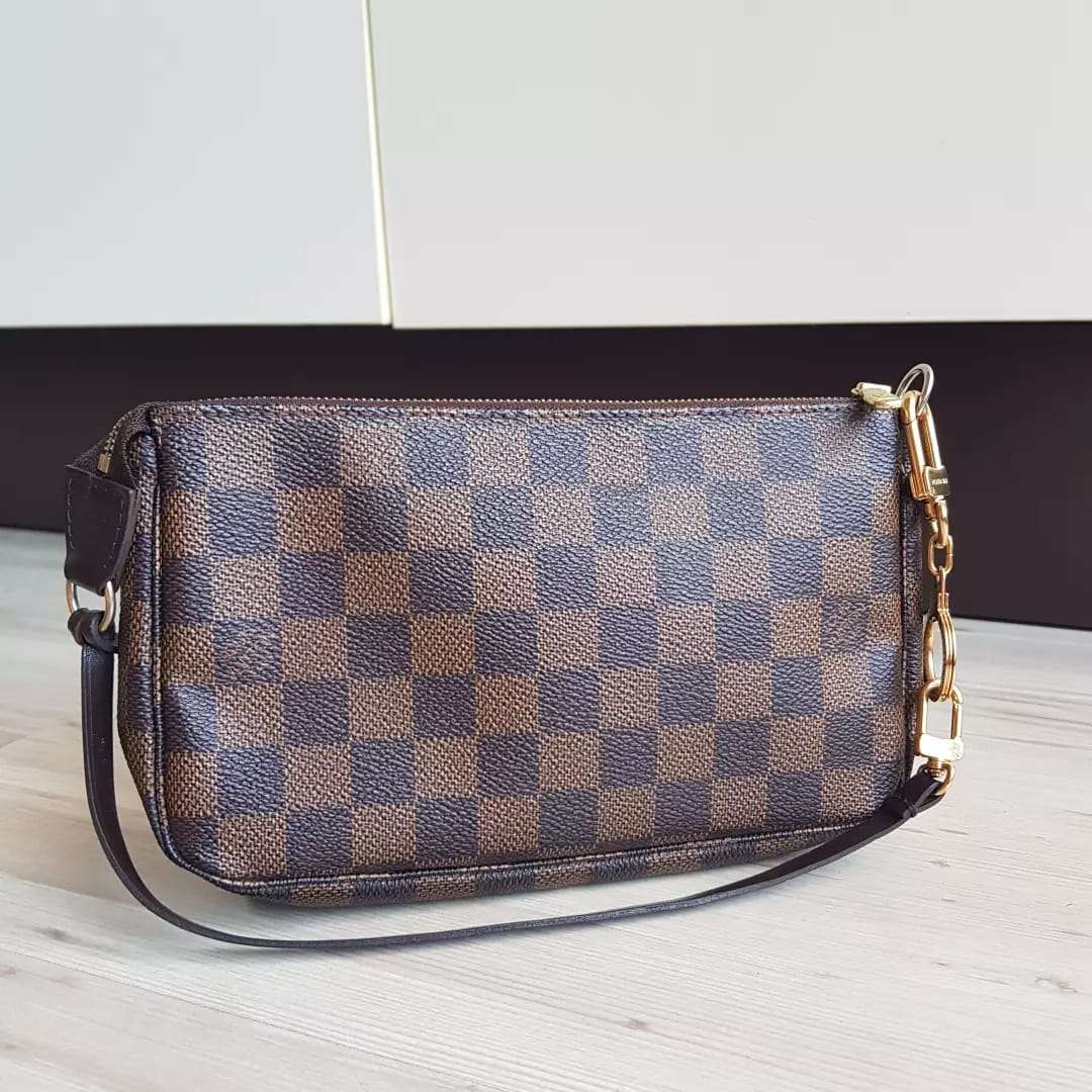 Louis Vuitton pochette s priveskom