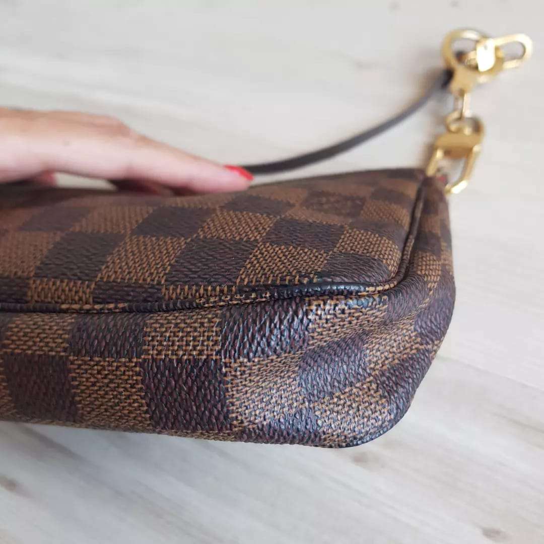 Louis Vuitton pochette s priveskom