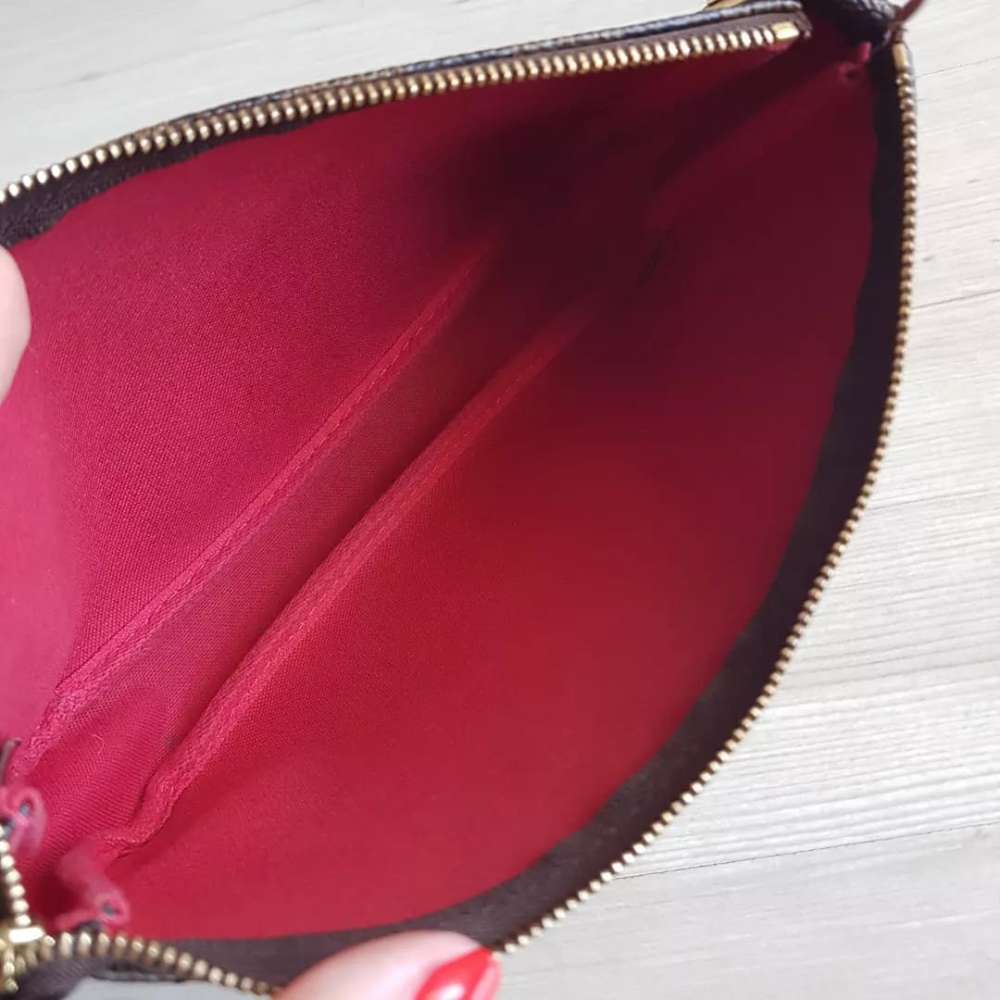 Louis Vuitton pochette s priveskom