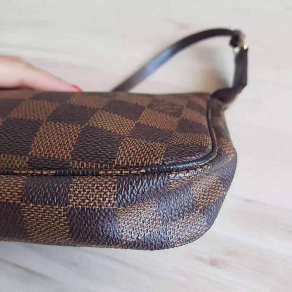 Louis Vuitton pochette s priveskom