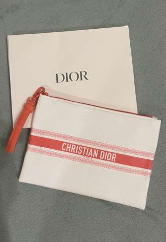 https://vipluxury.sk/Pouch- Dior