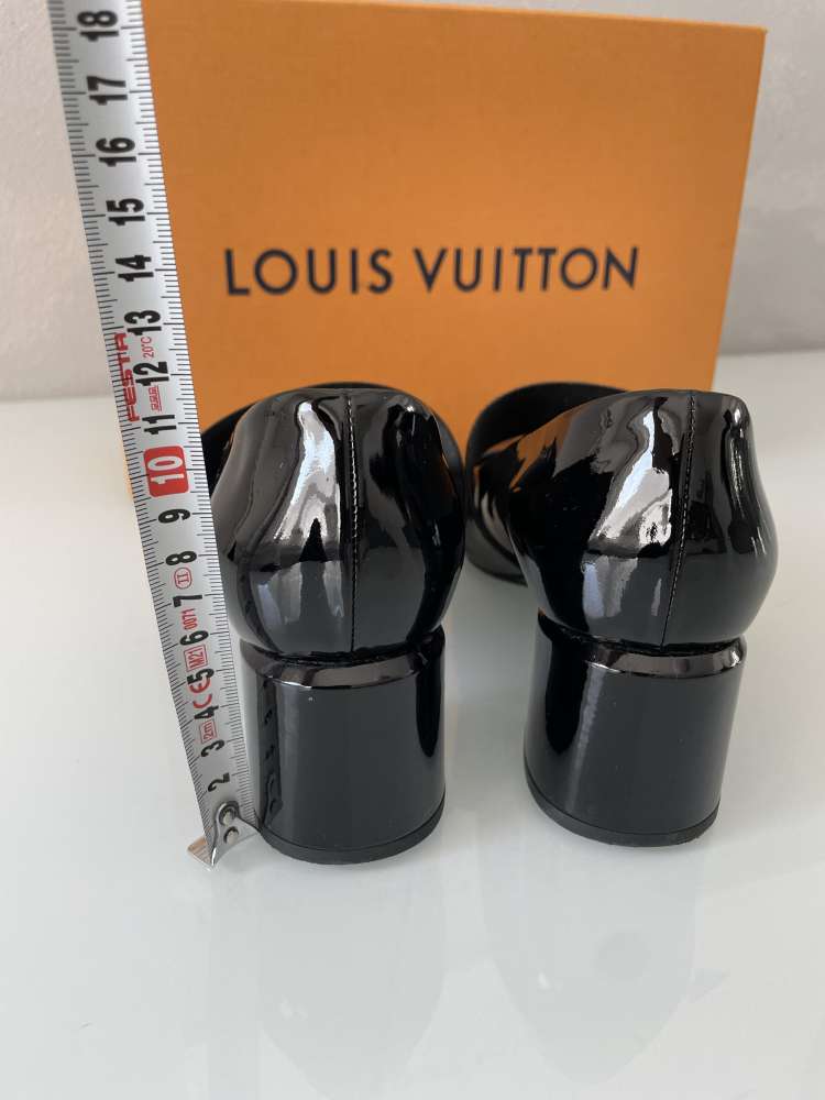 Louis Vuitton 39