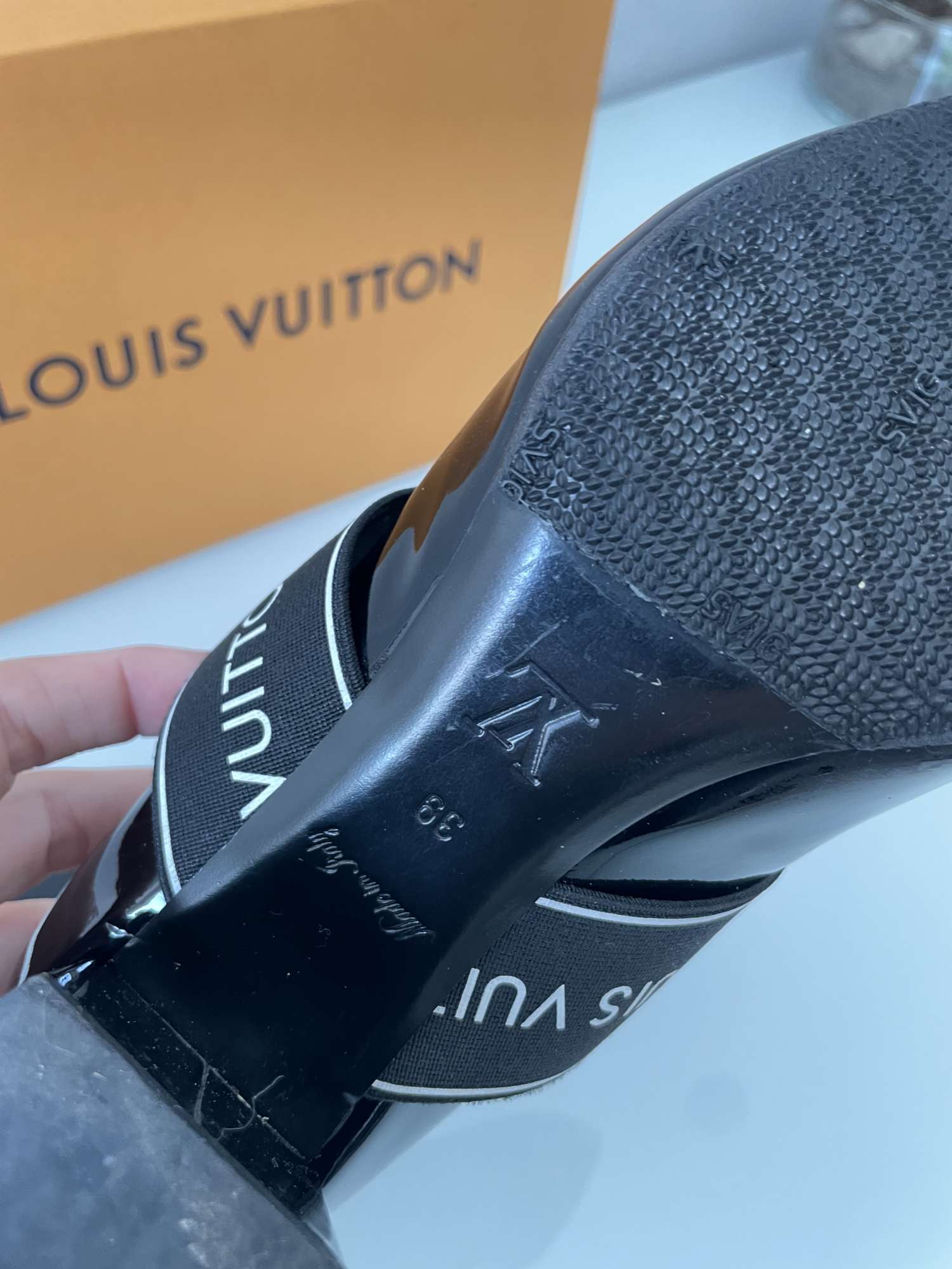 Louis Vuitton 39