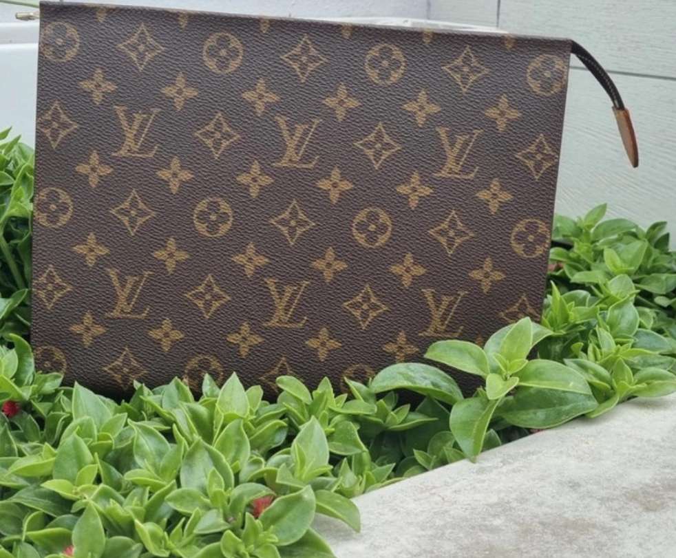 Lv toiletry pouch 26
