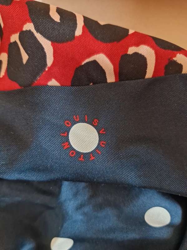 Hedvábný šátek Louis Vuitton