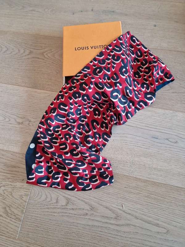 Hedvábný šátek Louis Vuitton