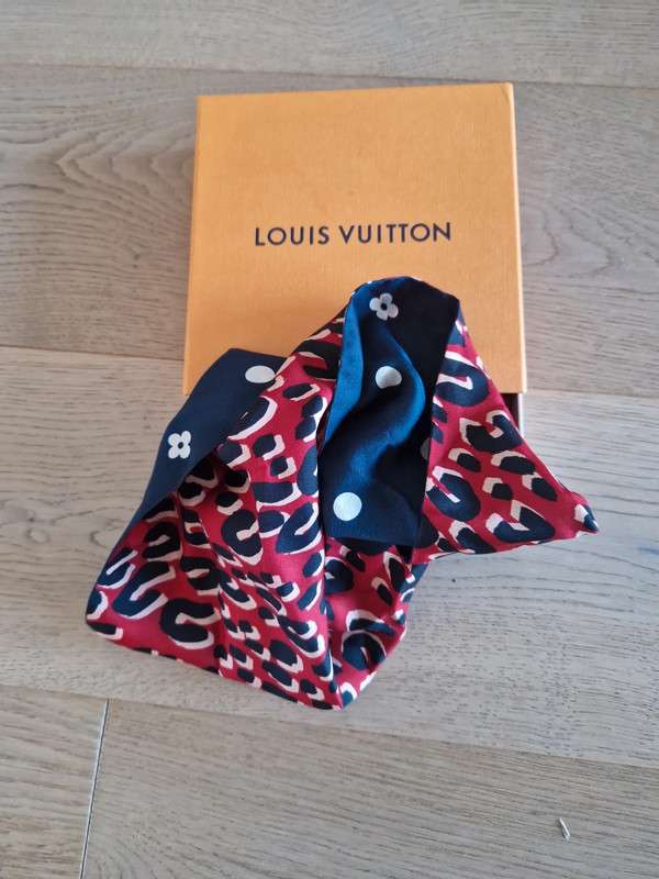 Hedvábný šátek Louis Vuitton