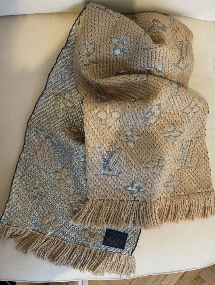 Nová šatka Louis Vuitton model Logomania M75834