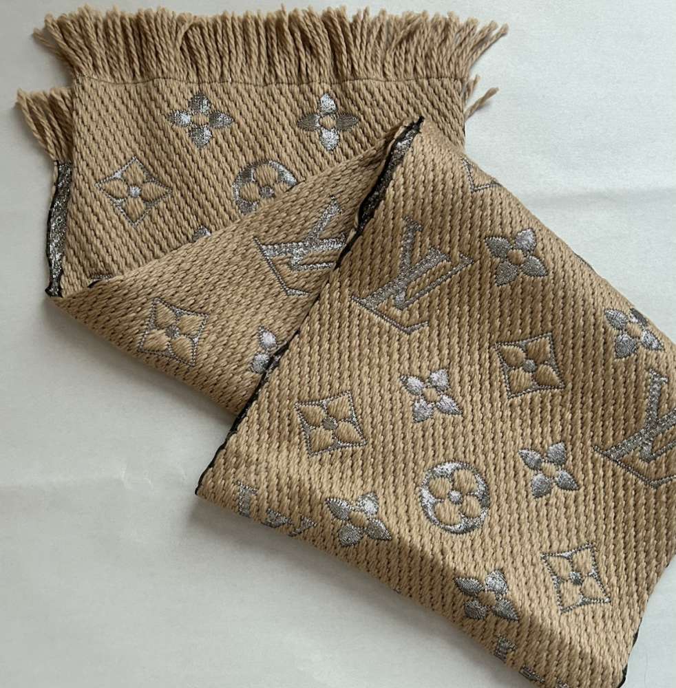 Nová šatka Louis Vuitton model Logomania M75834