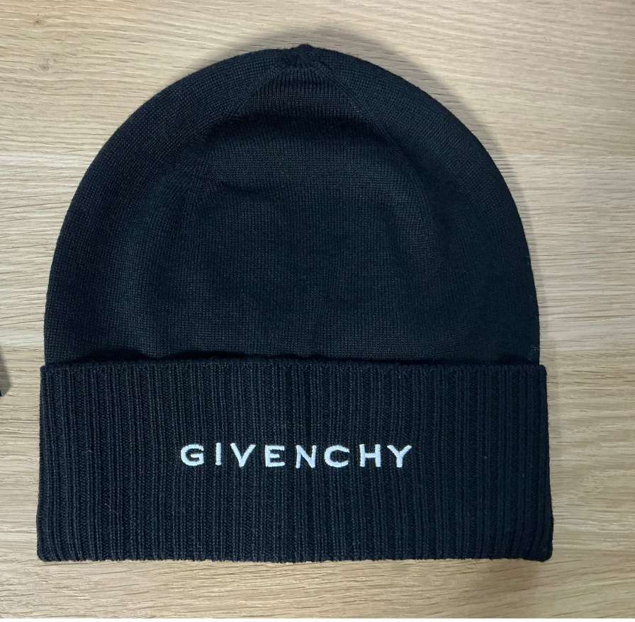 Givenchy čiapka