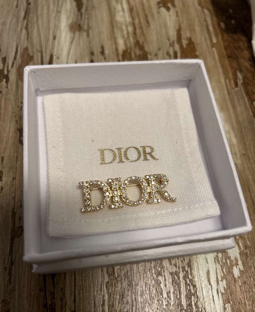 Dior brošňa